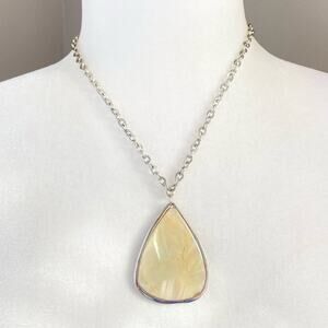 Chico’s mother of Pearl pendant necklace